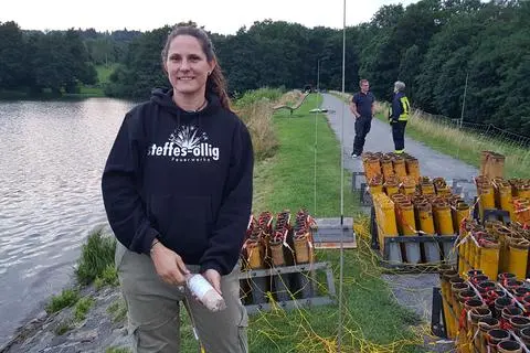 Stephanie Jäger feiert in Heisterberg Premiere. Die Pyrotechnikerin mit einer Zylinderbombe in der Hand ist die Tochter von Feuerwerkweltmeister Helmut Reuter, dessen Traditionsunternehmen Steffes-Ollig schon seit über 50 Jahren das Feuerwerk in Heisterberg verantwortet.