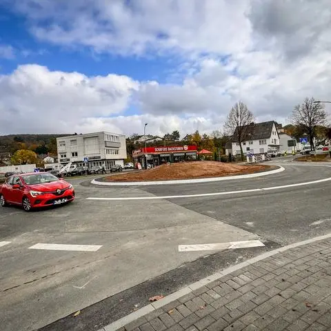 Seit Donnerstag ist die Baustelle am "Shell-Kreisel" in Ehringshausen Geschichte und Autos können wieder im Kreis fahren.