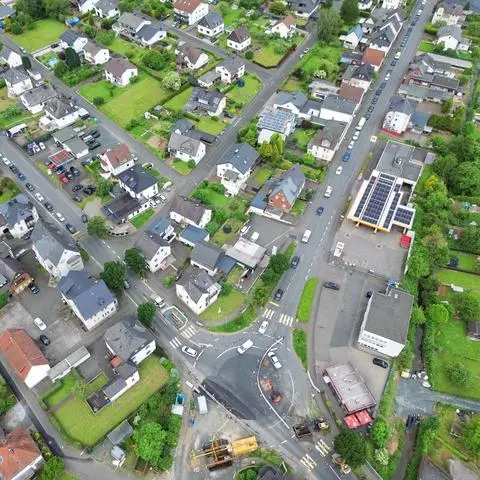 Wegen der Baustelle am Kreisel in Ehringshausen ist dort gerade eine Ampelschaltung installiert, mit der der Verkehr deutlich schlechter fließt.