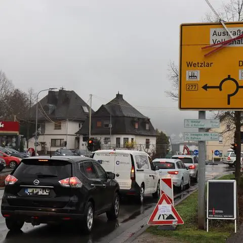 Verkehrsteilnehmer, die mit ihrem Fahrzeug durch Ehringshausen fahren müssen, müssen seit einigen Wochen Geduld aufbringen. Wegen einer Baustelle am Kreisverkehr in der Ortsmitte wird der Verkehr mittels einer Ampelanlage geregelt. 