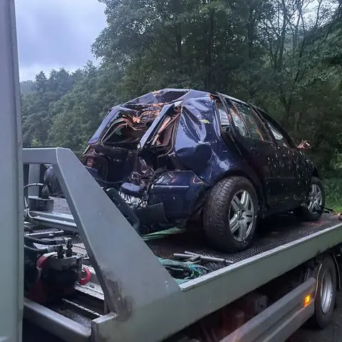 Bei einem Unfall zwischen Eiershausen und Hirzenhain in der Gemeinde Eschenburg kommt in der Nacht von Samstag auf Sonntag eine 21 Jahre alte Frau ums Leben.