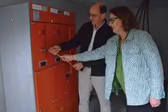Marcus Hief, Leiter der EAM-Netzregion Dillenburg/Biedenkopf, nimmt das Kabel zusammen mit Bürgermeisterin Marion Sander offiziell in Betrieb. 