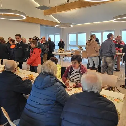 Rund 100 Bürger, Vertreter der Gemeinde und der Feuerwehr, Ortsbeiräte sowie Mitarbeiter der beteiligten Unternehmen feiern die Einweihung des Dorfgemeinschaftshauses in Rodenberg.
