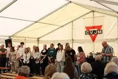 Christian Hilk bedankt sich bei allen ehrenamtlichen Mitarbeitern, die an den diesjährigen Sommerzeltlagern teilnehmen.    
