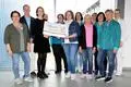 Übergaben eine Spende von 1.000 Euro an das Palliativ Care Team: Tanja Conrad (6. v. l.) und Monika Müller (5. v. r.) von der Wanderbühne Westerwald.