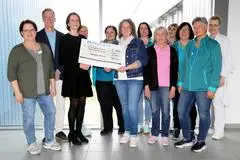 Übergaben eine Spende von 1.000 Euro an das Palliativ Care Team: Tanja Conrad (6. v. l.) und Monika Müller (5. v. r.) von der Wanderbühne Westerwald.