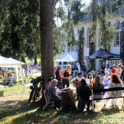 In gemütlicher Runde wurden auf dem Festplatz Volkslieder gesungen.