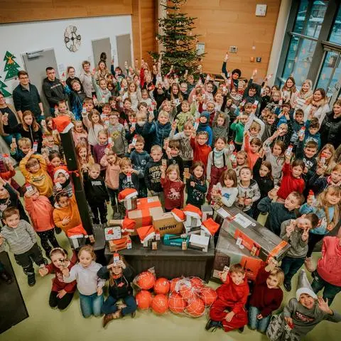 Die Kinder der Nassau-Oranien-Schule in Beilstein grüßen ihre Alterskameraden in Ahrweiler: Die Schulgemeinde hat für die von der Flutkatastrophe betroffene Bildungsstätte gespendet und Wünsche erfüllt.
