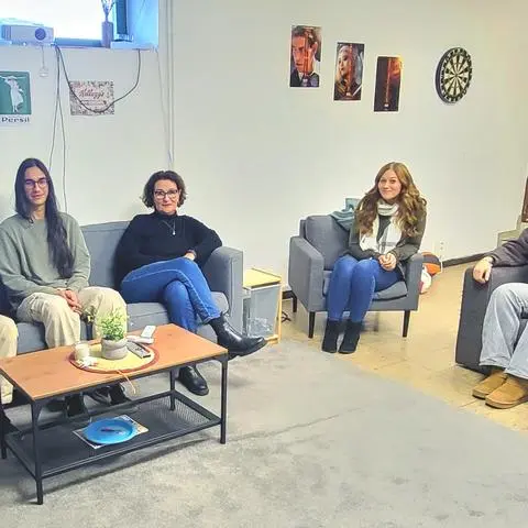 Probier’s mal mit Gemütlichkeit: Regionalmanagerin Mercedes Bindhardt (l.) freut sich, dass sie mit ihrem Verein und ihrer Arbeit die Jugendlichen bei der Einrichtung des Jugendraums unterstützen konnte.