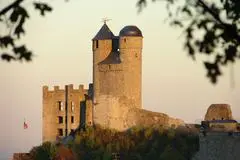 Die Burg Greifenstein erstrahlt zum Sonnenuntergang im goldenen Licht des Abends.