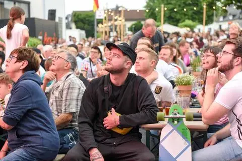 Auf dem Steigplatz in Haiger haben am Freitag über 800 Fußballfans das Viertelfinale zwischen Deutschland und Spanien verfolgt.