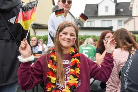 Auch die jungen Fußballfans sind in Haiger in Fankleidung aufgelaufen und haben die Fußballer angefeuert.