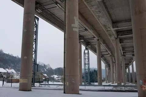 Die Talbrücke Sechshelden ist in die Jahre gekommen und muss ersetzt werden. Die Sechsheldener Bürgerinitiative "Menschen unter der Talbrücke" setzt sich dafür ein, dass es keinen Ersatzneubau gibt. Die Bürgerinitiative möchte, dass eine teurere Tunnelvariante realisiert wird.  Archivfoto: Christoph Weber 