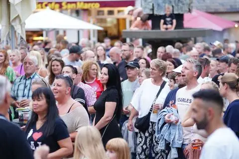 Rund 1.500 Besucher lassen sich "Kölsche Gedäh" bei "freitags live in Haiger" nicht entgehen.