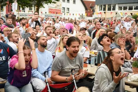 Entsetzen macht sich in Haiger breit, als Spaniens Fußballnationalmannschaft mit 1:0 in Führung geht.