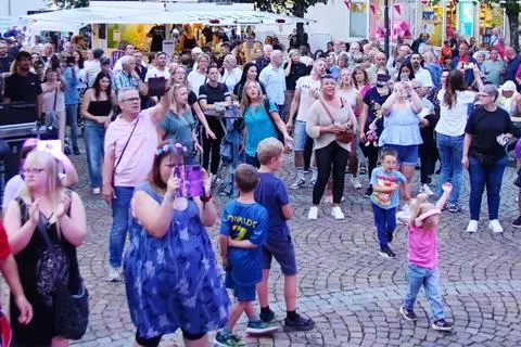 Rund 1.500 Besucher lassen sich "Kölsche Gedäh" bei "freitags live in Haiger" nicht entgehen.