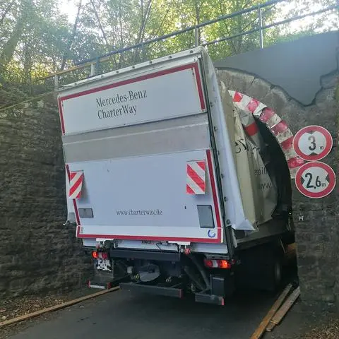 Ein Lkw-Fahrer hat die Warnschilder missachtet und ist in einem Viadukt zwischen Burbach und Haiger steckengeblieben.