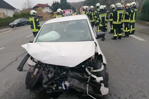 Zwei Autos sind am Samstag im Haigerer Stadtteil Allendorf zusammengestoßen. 