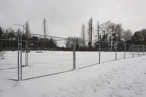 Auch Wochen, nachdem die Kripo am 5. Januar mit der Spurensicherung im Weidelbacher "Weitefeld" begonnen hatte, waren Bereiche des vermeintlichen Tatorts noch durch Bauzäune abgesperrt.