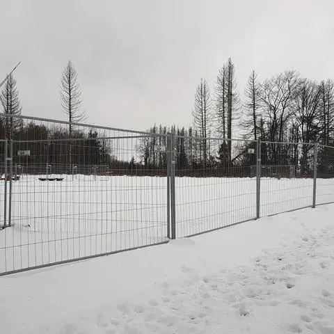 Auch Wochen, nachdem die Kripo am 5. Januar mit der Spurensicherung im Weidelbacher "Weitefeld" begonnen hatte, waren Bereiche des vermeintlichen Tatorts noch durch Bauzäune abgesperrt.