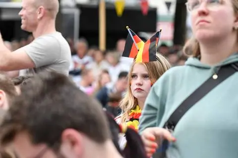 Zum Public Viewing auf dem Steigplatz in Haiger sind nicht nur viele Fußballfans in Trikots gekommen, sondern auch einige schwarz-rot-gold dekorierte Besucher.