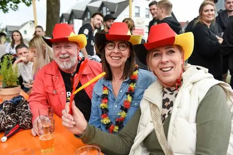 In der Halbzeitpause ist die Stimmung auf dem Steigplatz in Haiger bestens.