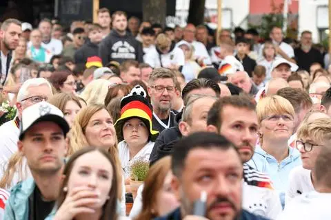 Zum Public Viewing auf dem Steigplatz in Haiger sind nicht nur viele Fußballfans in Trikots gekommen, sondern auch einige schwarz-rot-gold dekorierte Besucher.