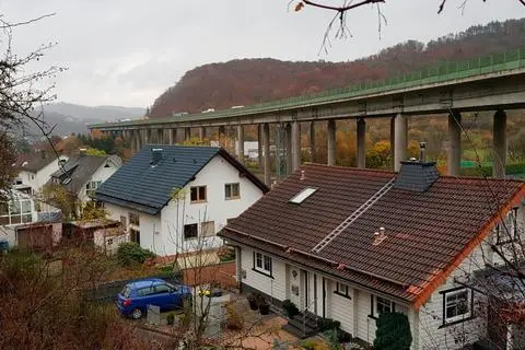 Wohnen neben und unter der A 45: Derzeit sind die Antragsunterlagen für das zweite Planänderungsverfahren für den Ersatzneubau der Talbrücke Sechshelden öffentlich einzusehen. Die Autobahn GmbH spricht - wenn die weitere Planung "störungsfrei" verläuft - von einem Baubeginn Anfang 2023.  Foto: Christoph Weber 
