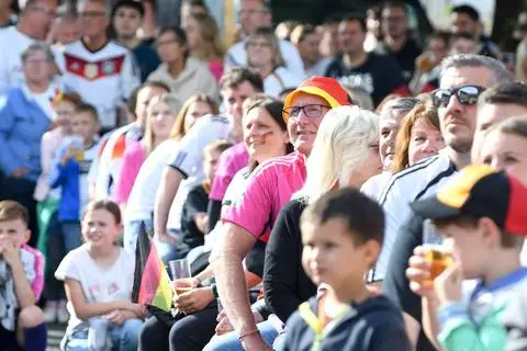 Zu Beginn des Spiels hat die Sonne die Besucher etwas gewärmt.