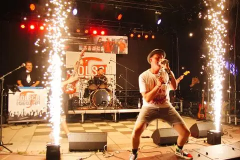 "Kölsche Gedäh" sorgt bei "freitags live in Haiger" für jede Menge Karnevalsstimmung inklusive Feuerspektakel. Rund 1.500 Besucher zählt der Veranstalter.