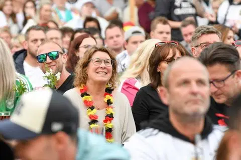 Zum Public Viewing auf dem Steigplatz in Haiger sind nicht nur viele Fußballfans in Trikots gekommen, sondern auch einige schwarz-rot-gold dekorierte Besucher.