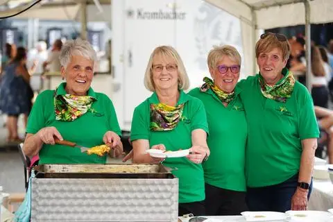 Die Allendorfer Landfrauen sorgen mit Reibekuchen mit Apfelmus mal für eine Essens-Alternative bei "freitags live in Haiger".