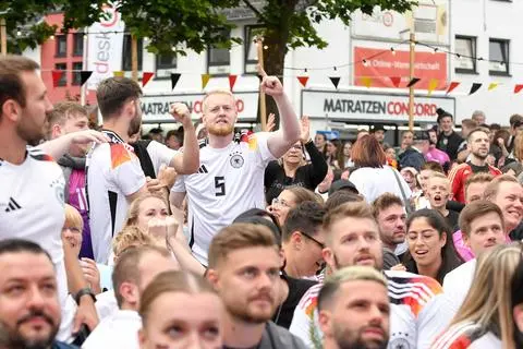 Nach dem 1:1-Ausgleichstreffer sind in Haiger viele optimistisch, dass die deutsche Fußballnationalmannschaft doch noch ins VIertelfinale einziehen könnte.