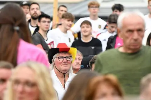Zum Public Viewing auf dem Steigplatz in Haiger sind nicht nur viele Fußballfans in Trikots gekommen, sondern auch einige schwarz-rot-gold dekorierte Besucher.