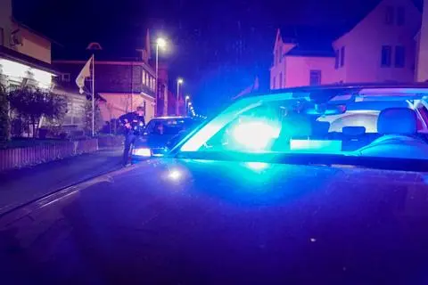 Aktion gegen die illegale Autoposerszen im November: Kurz vor der Amtsgerichtskreuzung in Herborn stoppt die Polizei in der Austraße drei Autos, die mit überhöhter Geschwindigkeit unterwegs gewesen sind. 