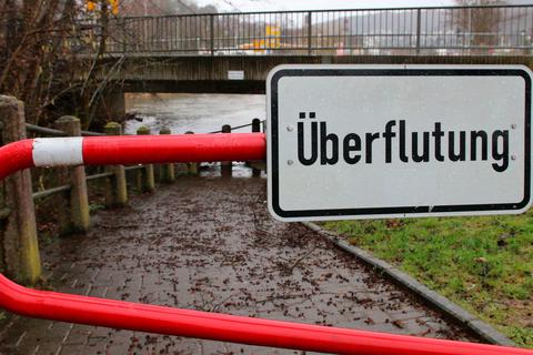 Nach dem Orkan ist vor dem Hochwasser: In Dillenburg warnt die Stadt schon seit Samstagabend vor drohenden Überflutungen.  Foto: Frank Rademacher 