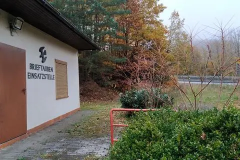 Steht nun als neues Gebäude fest: In der ehemaligen Brieftauben-Einsatzstelle in der Stadionstraße sollen Obachlose in Herborn künftig unterkommen.  Foto: Christian Hoge 