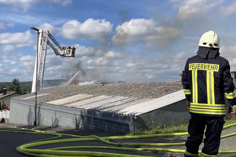 Die Lagerhalle einer Autowerkstatt in der Forsthausstraße in Hohenahr-Erda hat am Dienstagnachmittag Feuer gefangen. 