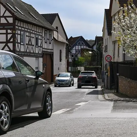 Ganz schön eng und nur doch Borde statt Bürgersteig: Am Ortsausgang von Volpertshausen weist die Rheinfelser Straße mehrere Gefahrenstellen auf. Jetzt fordern Kommunalpolitiker eine Art Umgehungsstraße für Fußgänger und Fahrradfahrer.