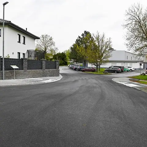 Endlich fertig: Nach Baustopps und Kanalproblemen sind die Sanierungsarbeiten auf der Weidenhäuser Straße im Hüttenberger Ortsteil Rechtenbach jetzt abgeschlossen.