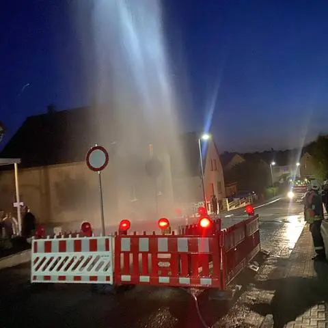 Da staunt auch die Feuerwehr nicht schlecht: Eine gewaltige Fontäne schießt in der Grabenstraße in die Höhe.