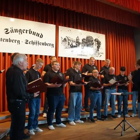  Einer der mitwirkenden Chöre: Die „Liederblüte“ Garbenteich unter der Leitung von Philipp Langstroff.                              