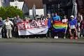 120 Lahnauer bilden eine Menschenkette am Lindenplatz, um gegen Hetze und Gewalt zu demonstrieren.