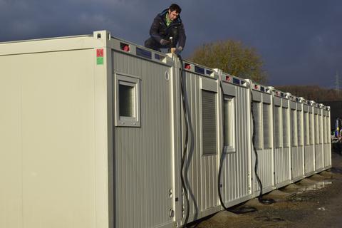 Aufbau der Containerwohnanlage für Ukraine-Flüchtlinge in Waldgirmes. 	