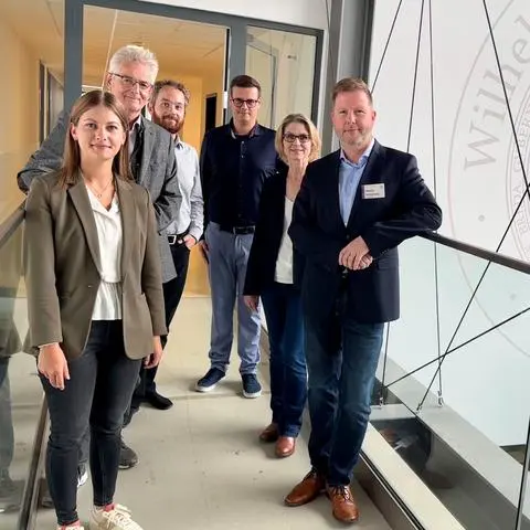 Beim Gespräch zwischen Kreis-Wirtschaftsdelegation und den Vertretern der Schulleitung der Wilhelm-von-Oranien-Schule Dillenburg werden zukunftsorientierte Themen diskutiert (v.l.): Kim Marie Stahl, Harald Danne, Anselme Champollion, Stefan Riemer, Andrea Stühler und Martin Hinterlang.
