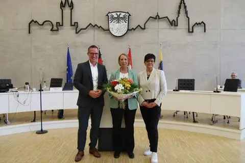 Landrat Carsten Braun (v.l.), die neue Sozialdezernentin Rebecca Neuburger-Hees und die stellvertretende Kreistagsvorsitzende Nicole Petersen (alle CDU) freuen sich nach der Amtseinführung von Neuburger-Hees im Kreistag.