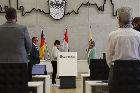 Zur Vereidigung der neuen Sozialdezernentin des Lahn-Dill-Kreises, Rebecca Neuburger-Hees (CDU, 2.v.r.) steht der ganze Kreistag.