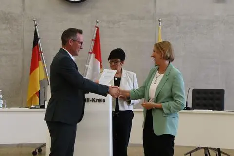 Nachdem die stellvertretende Kreistagsvorsitzende Nicole Petersen (CDU) Rebecca Neuburger-Hees (CDU) in ihr Amt eingeführt hat, überreicht Landrat Carsten Braun (CDU) der neuen Hauptamtlichen Kreisbeigeordneten ihre Ernennungsurkunde.