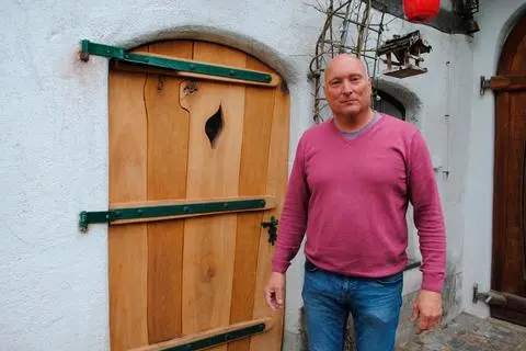 Lüder Nolte hat vor 25 Jahren die alte Mühle in Biskirchen gekauft und sie inzwischen umfassend restauriert. Die Holztüren, die man hier sieht, hat er selbst gebaut und sagt dazu: "Man kann alles lernen." Foto: Verena Napiontek 