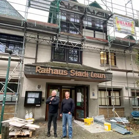 Großbaustelle in der Ortsdurchfahrt in Stockhausen: Das Leuner Rathaus wird hier saniert. Bauamtsleiter Stefan Putz (links) und Bürgermeister Alexander Schneider freuen sich über die Baufortschritte.
